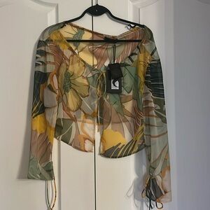 Beautiful top,  looks gorgeous with the green jumpsuit I have for sale